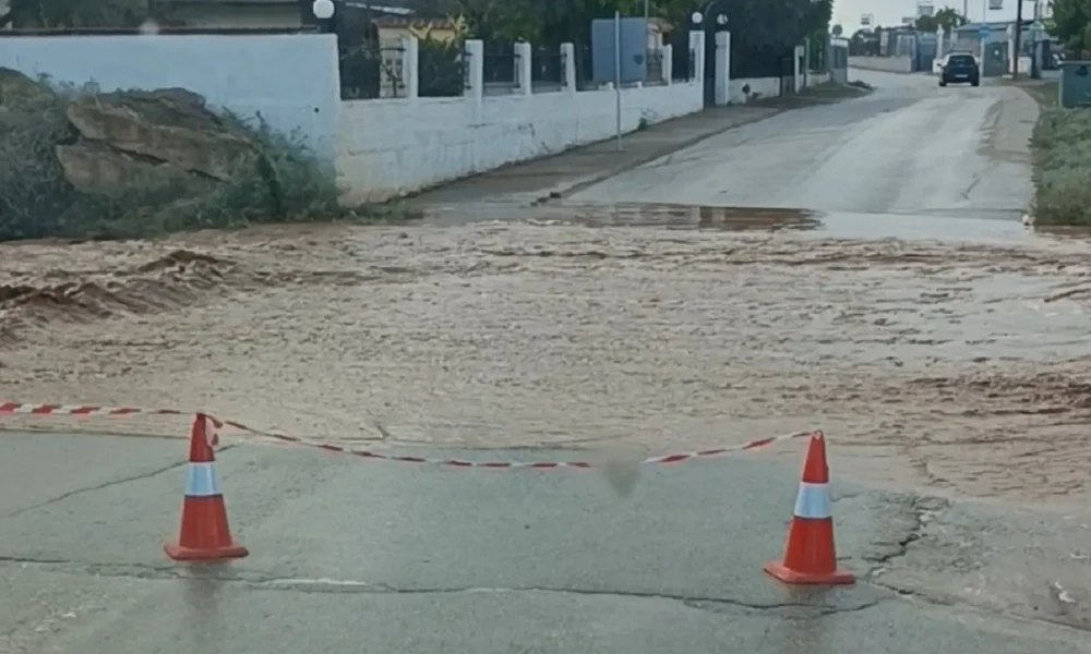 Κλειστή η επαρχιακή οδός Νέων Μουδανιών–Καλλικράτειας στη Χαλκιδική εξαιτίας υπερχείλισης χειμάρρου